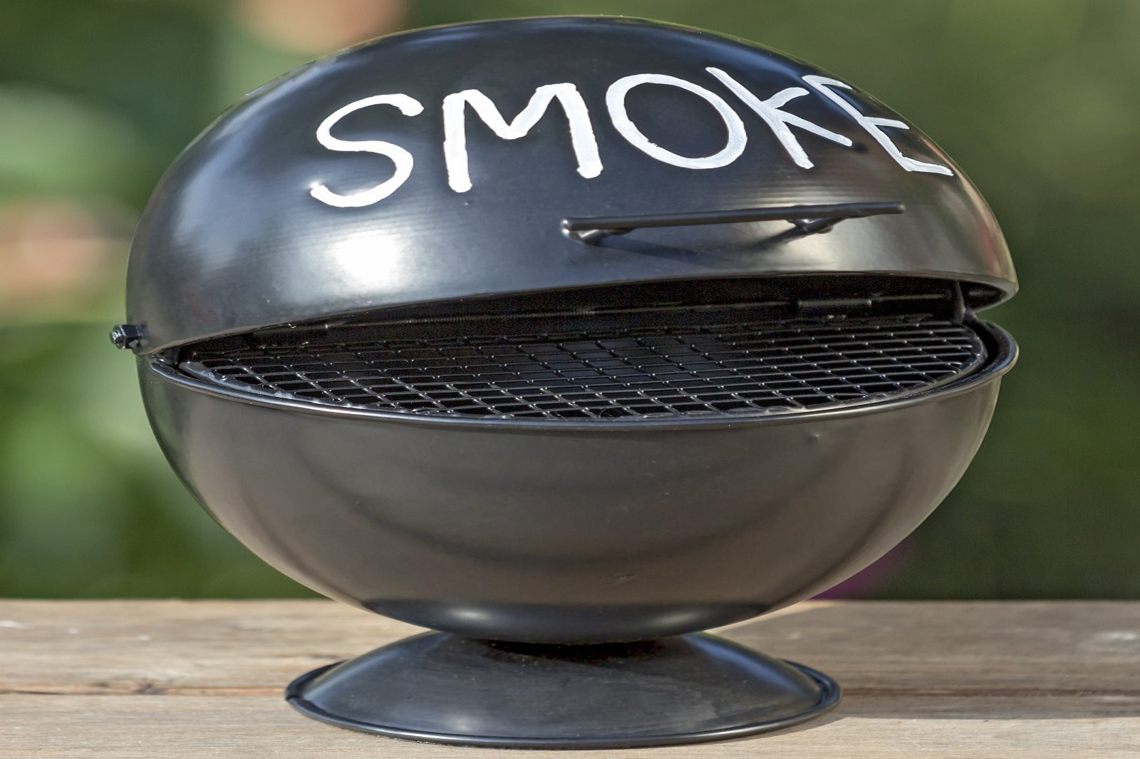 Aschenbecher in Form eines Smoker mit Deckel